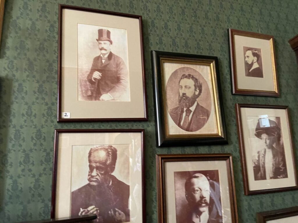 シャーロックホームズ博物館／シャーロックの寝室に飾られている様々な写真