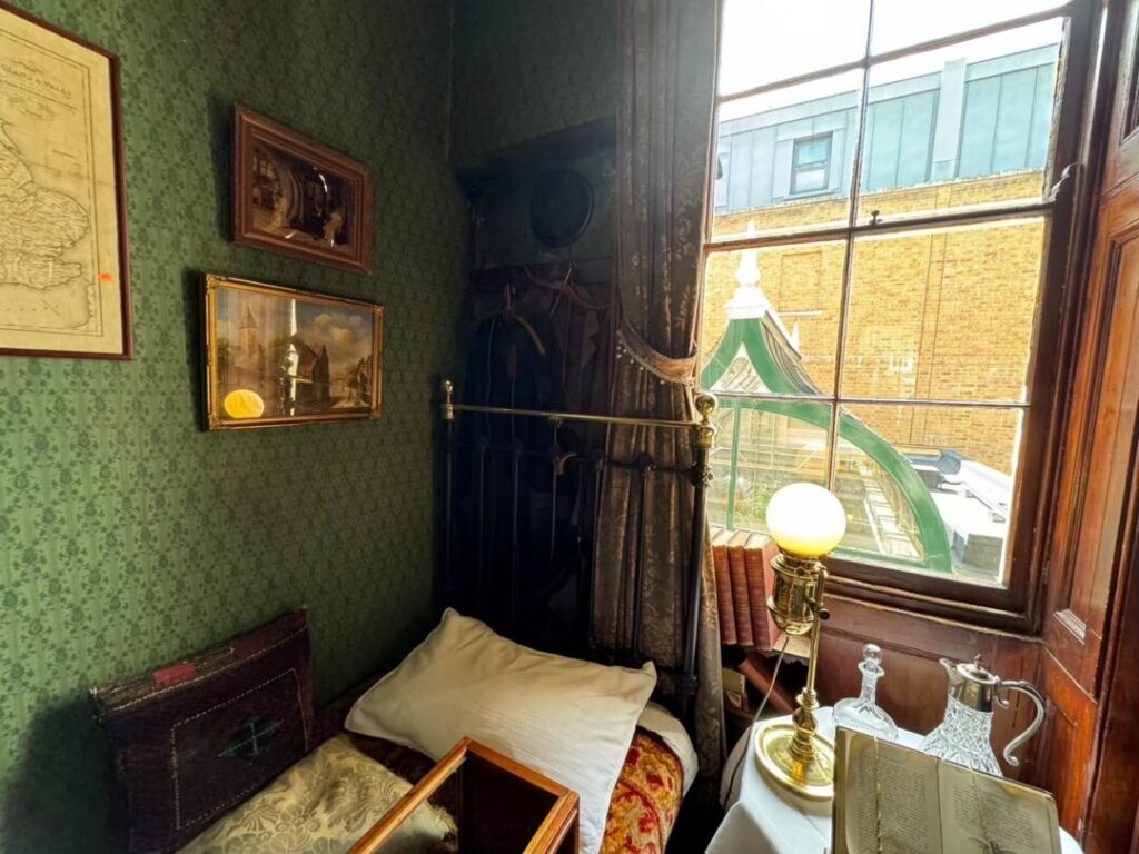 シャーロックホームズ博物館／シャーロックの寝室