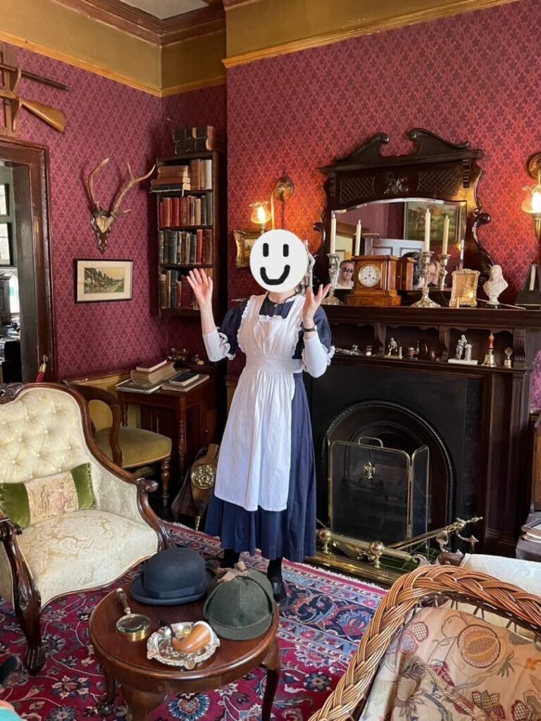 シャーロックホームズ博物館メインルームでのメイドさんの説明