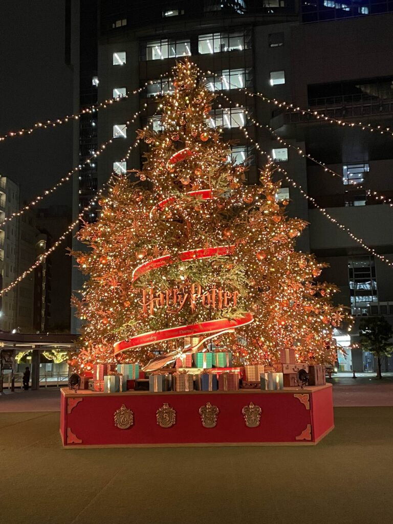 ハリーポッターと呪いの子劇場入口にあるクリスマスツリー