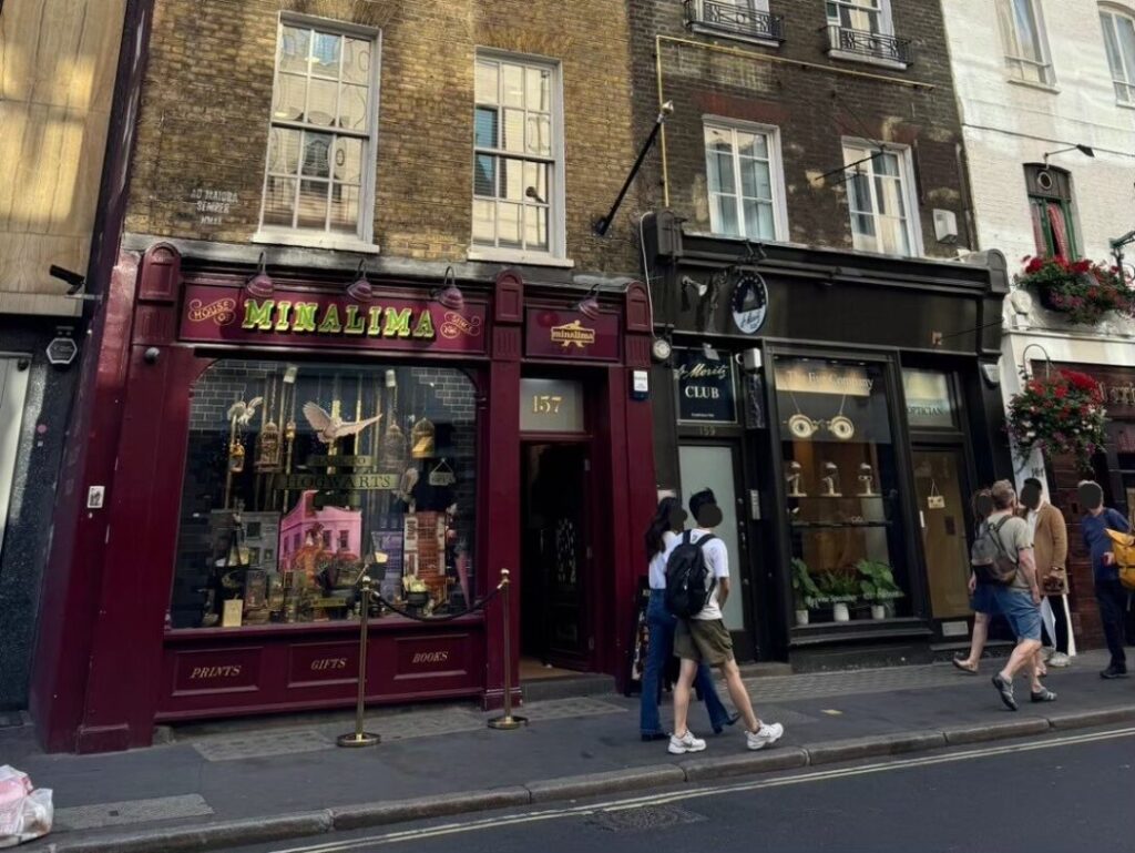 ハウス オブ ミナリマ（House of MinaLima）入口