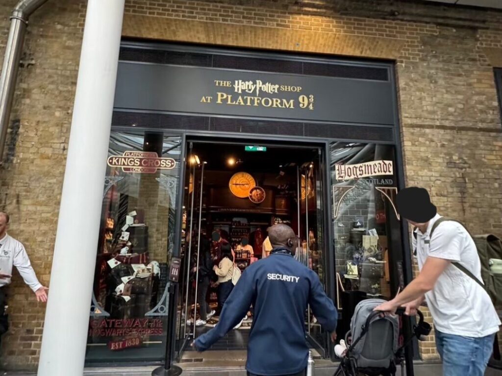 キングス・クロス駅「Platform 9 3/4 Shop」入口