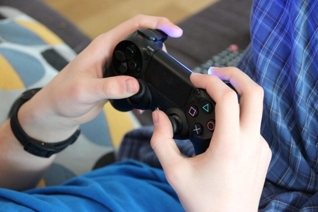 ゲームをプレイしている人